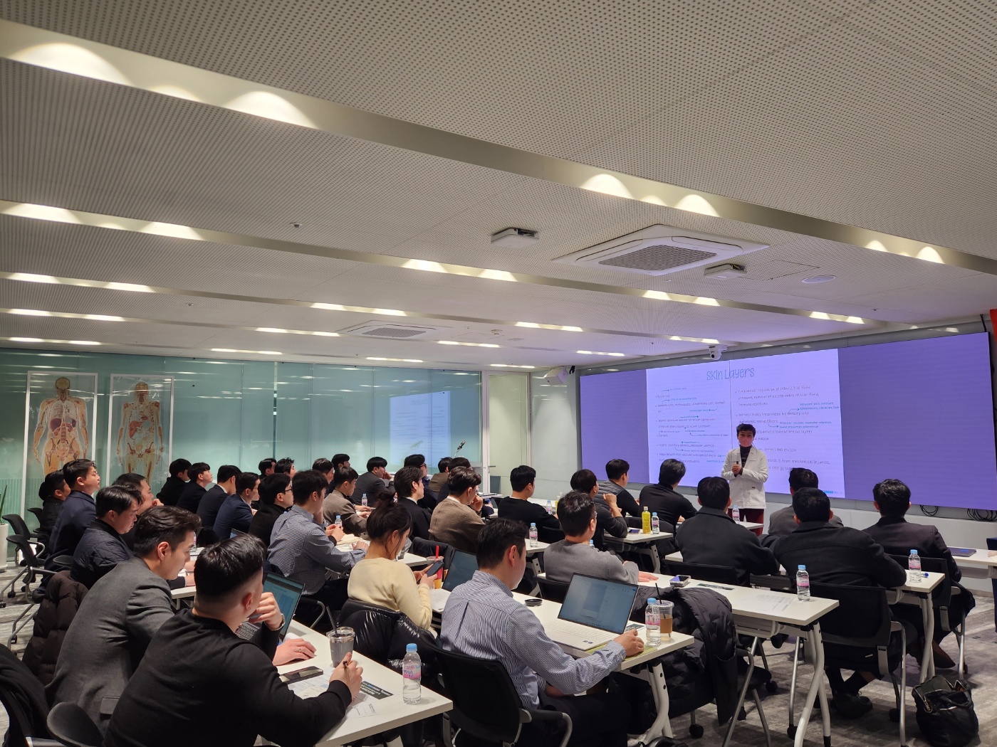 2026.03.12.[첨단산업 공동훈련센터]항노화 의약품 및 안면 기기 개발 교육 실시